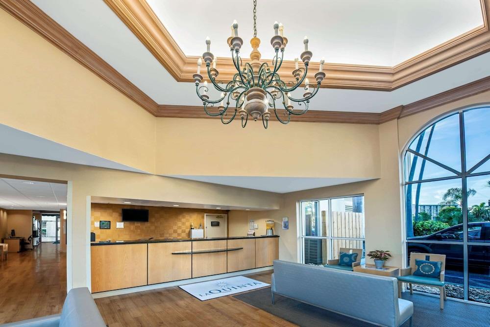 La Quinta Inn & Suites by Wyndham West Palm Beach Airport - Lobby
