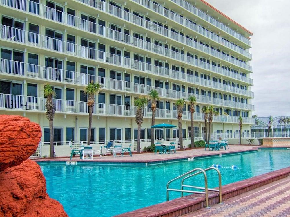 Beach Front Studios in Daytona Beach - Outdoor Pool