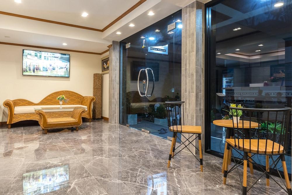 Suthep Home & Hostel - Lobby Sitting Area
