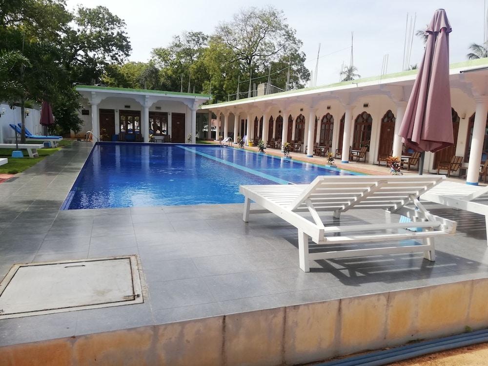 MRD Beach Hotel - Pool