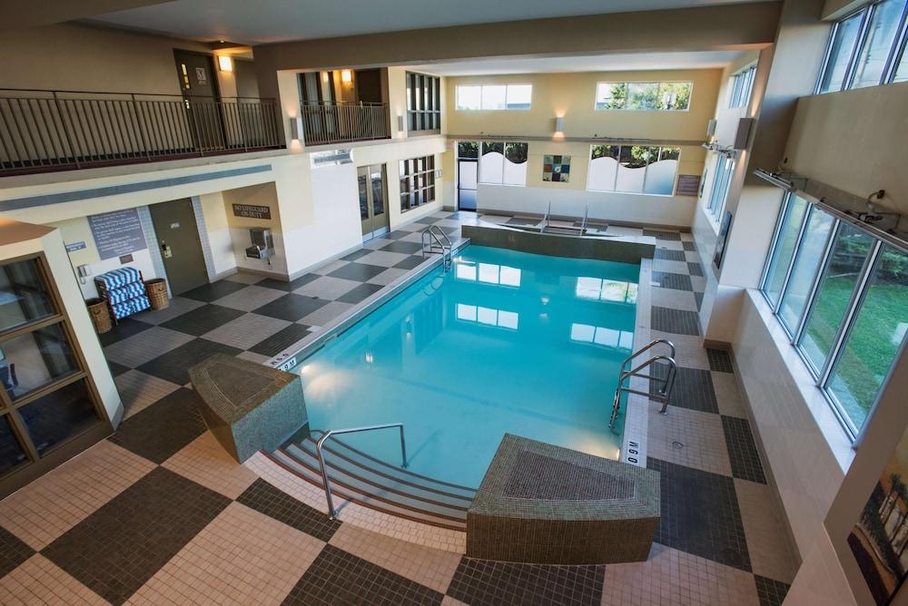 Hilton Winnipeg Airport Suites - Pool