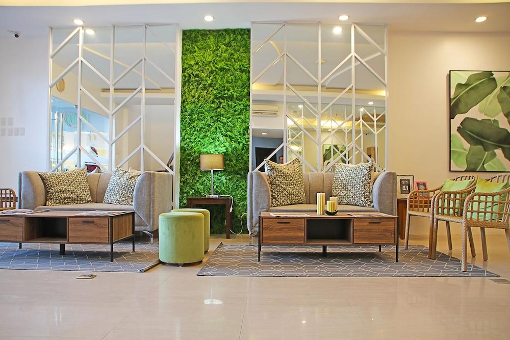 Holiday Suites Hotel & Resort - Lobby