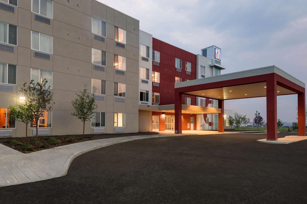 Motel 6 Airdrie, AB - Featured Image