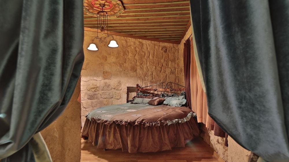 Golden Cave Suites - Room