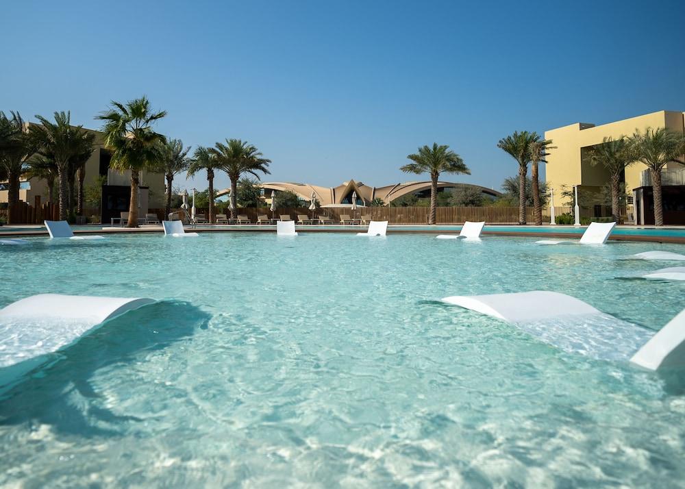 ERTH Abu Dhabi Hotel - Outdoor Pool