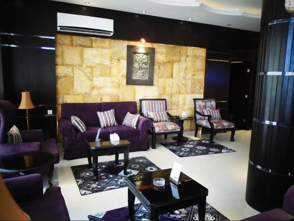 Masaken Al Naifat Furnished Units - Lobby Sitting Area