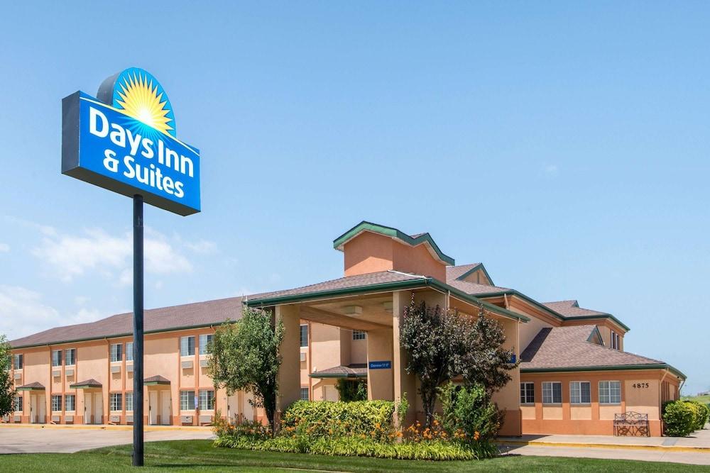 Days Inn & Suites by Wyndham Wichita - Featured Image