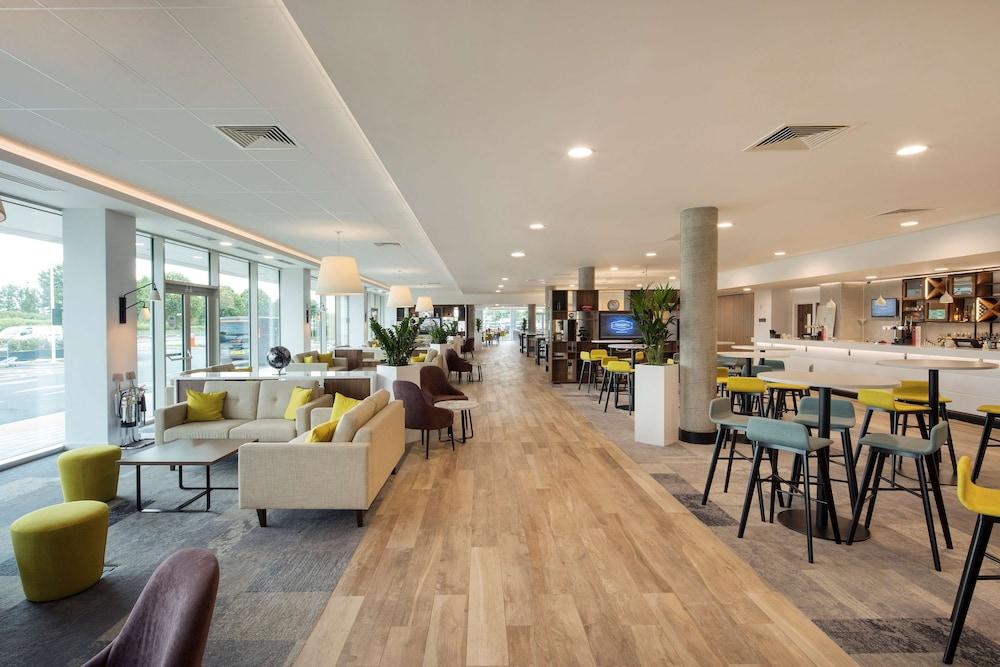Hampton by Hilton London Stansted Airport - Lobby