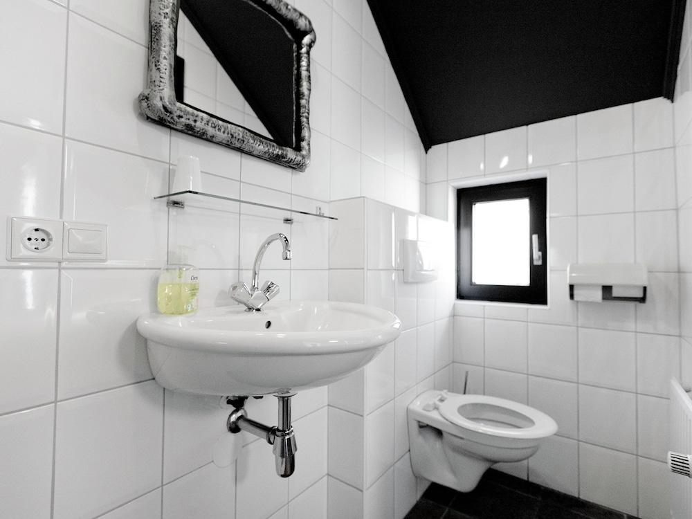 Beautiful Country House in Asten Near the Lake - Bathroom