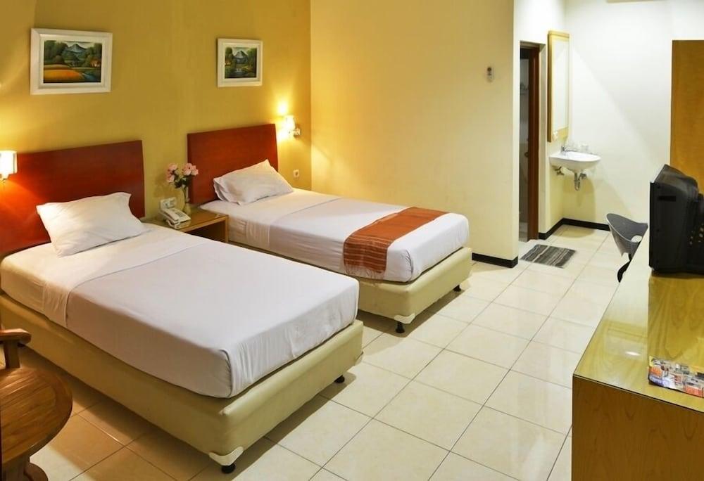 Hotel Kings Kudus - Room