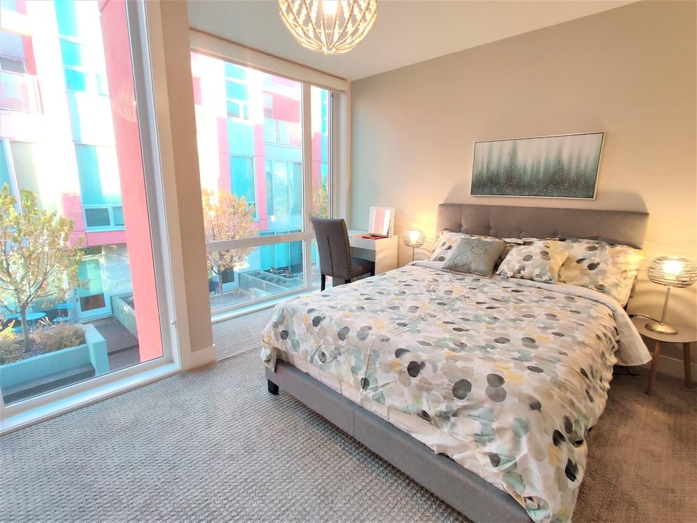 Monki Di Executive Suites - GLAS - Luxury Inner City Home 3 min to Downtown w Private Rooftop Patio Fireplace - Room