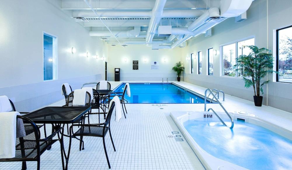 Best Western Plus Winnipeg Airport Hotel - Pool
