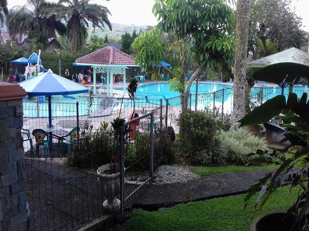 Villa Kota Bunga Aster - Outdoor Pool