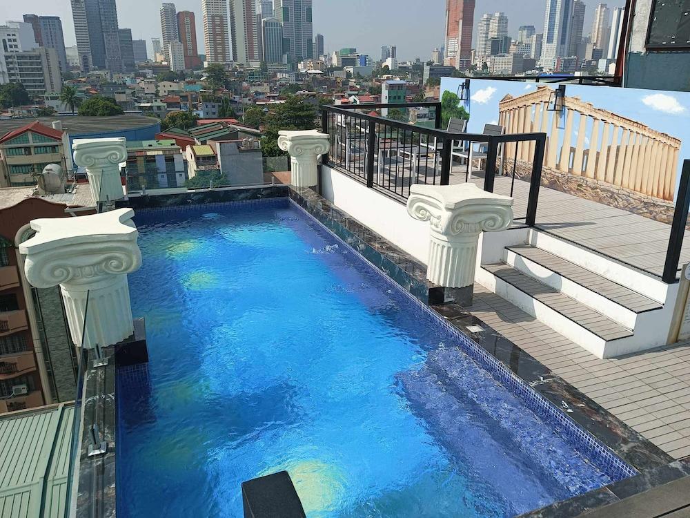 Heroes Hotel - Rooftop Pool