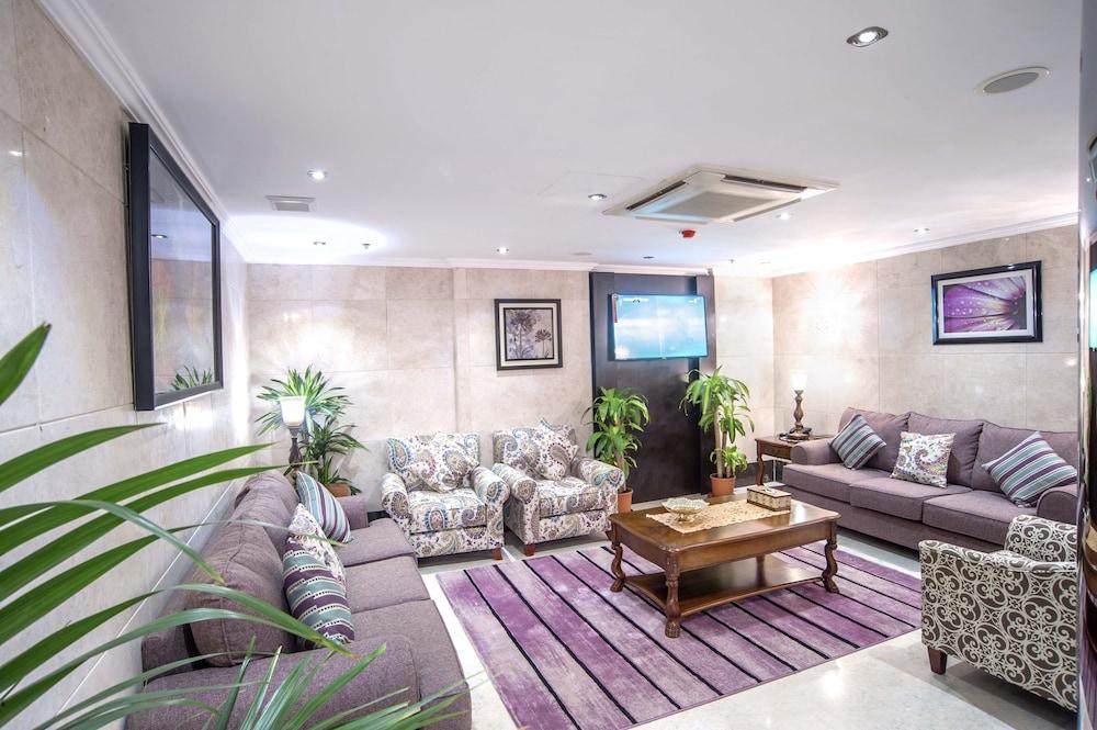 Al Ezzah Palace Hotel Suites - Lobby Sitting Area