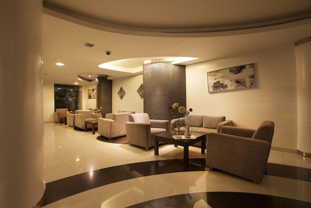 Hayat Watheer Hotel - Lobby Sitting Area