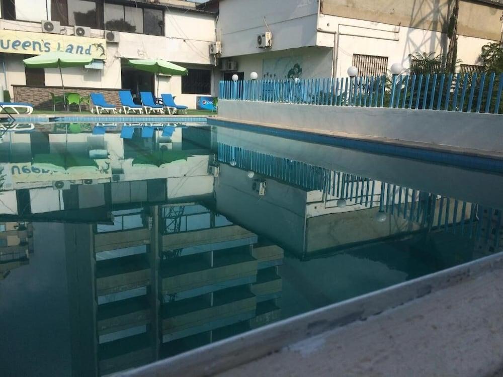Queens Land Hotel - Pool