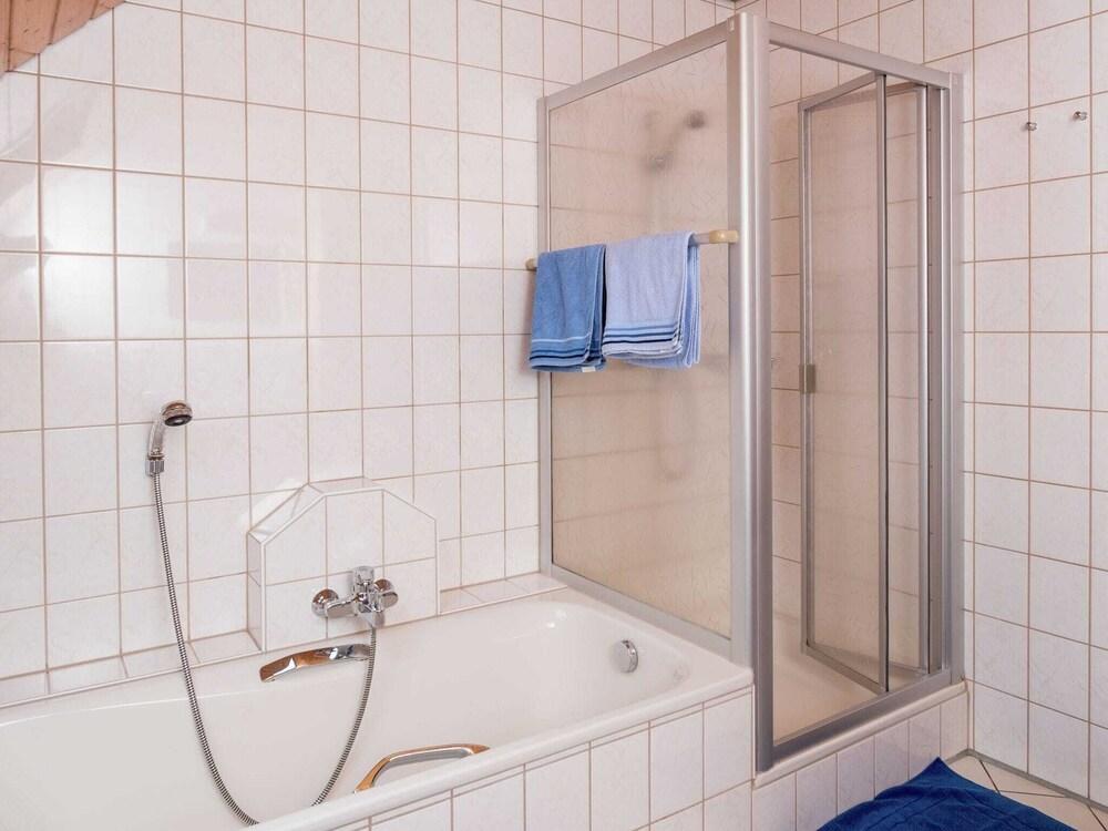 Charming Apartment in Regelsbach With Balcony Near City Centre - Bathroom