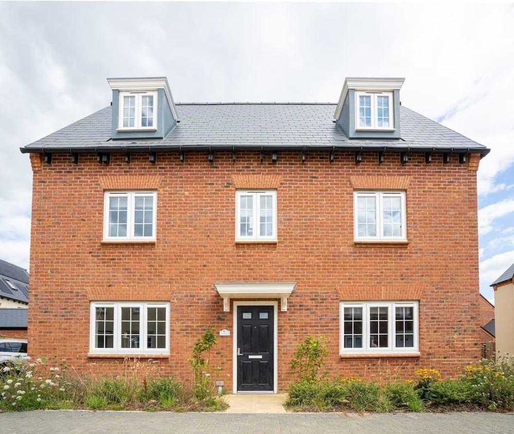 Lovely 5-bed House in Centre of Bicester Village - Featured Image