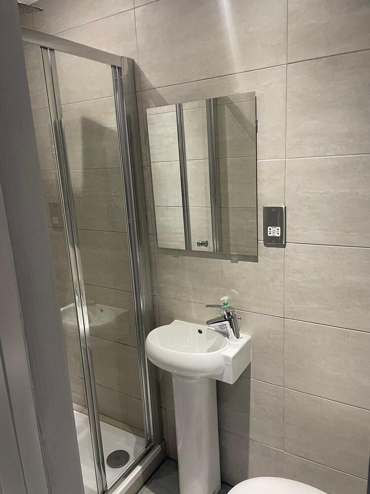 Icon Mews Southend  with FREE WiFi - Bathroom