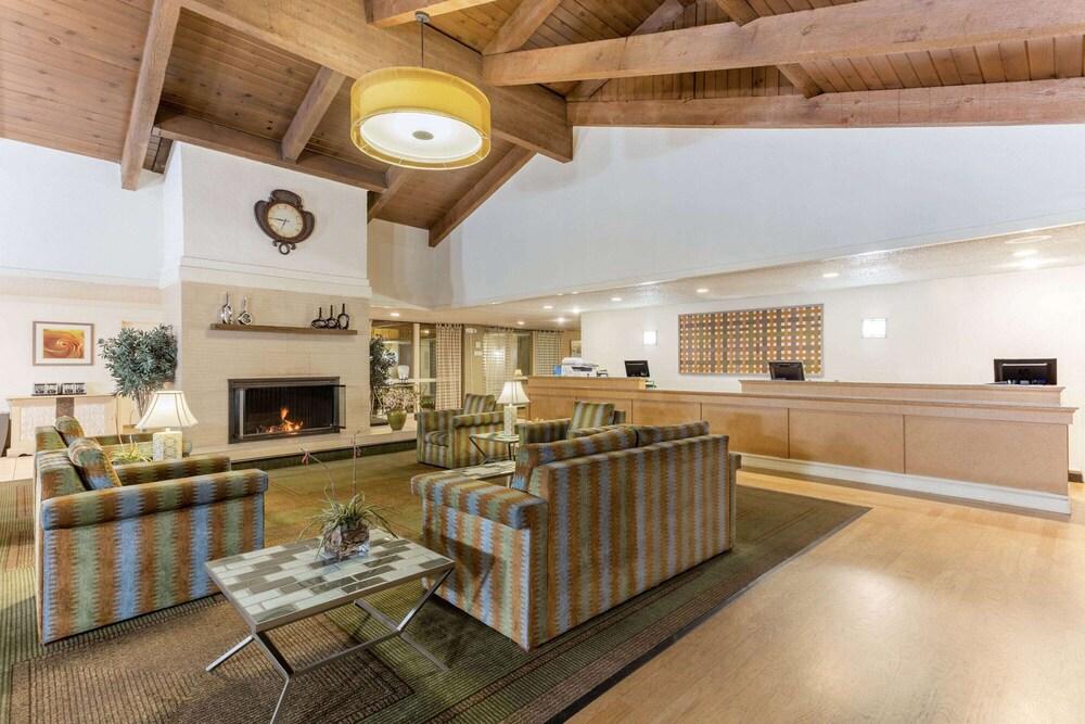 La Quinta Inn & Suites by Wyndham Redding - Lobby
