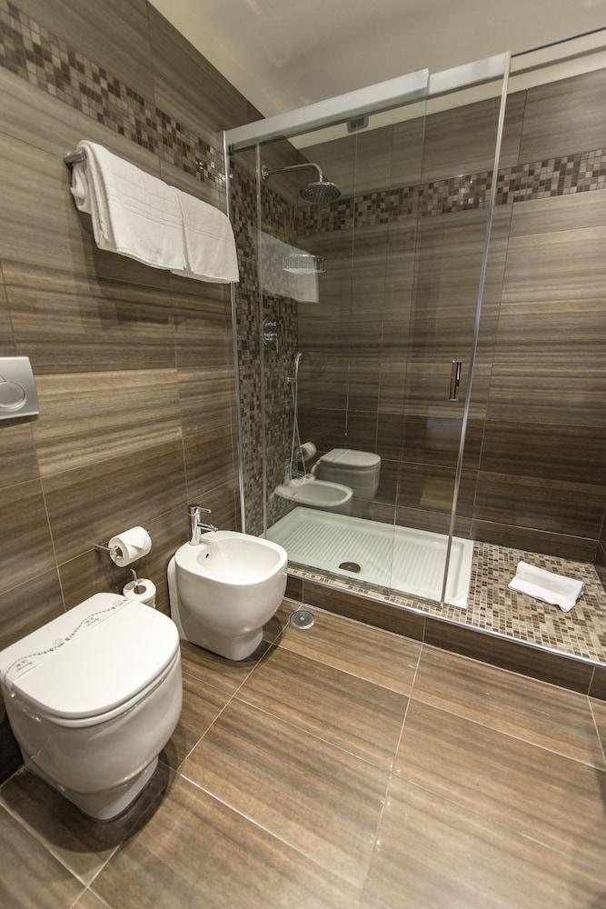 روم إيربورت هوتل فيوميتشينو - Bathroom