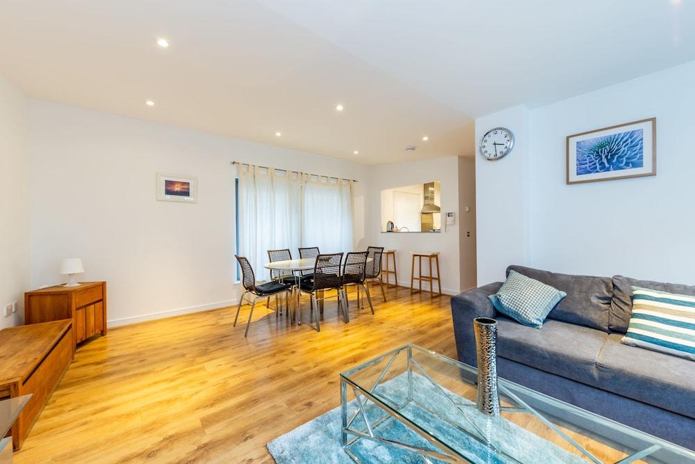 2 Beds Executive Apt in Liverpool St by City Stay London - Living Area