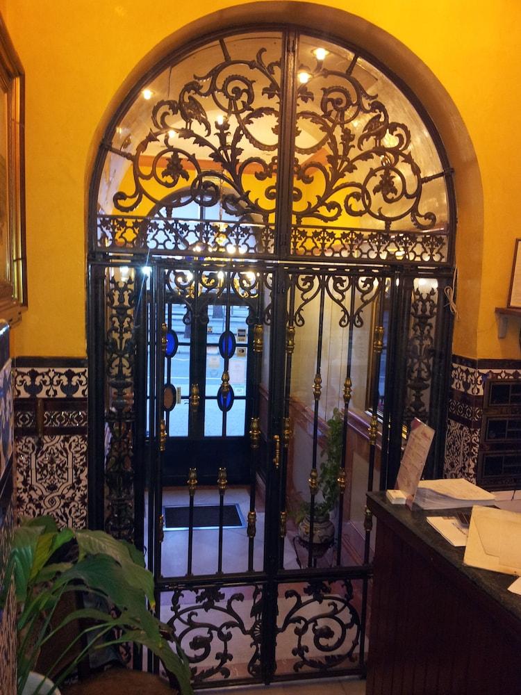 Hotel Baco - Interior Entrance