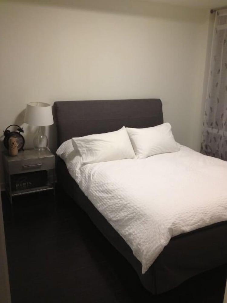 Square One Luxury Furnished Suite - Room