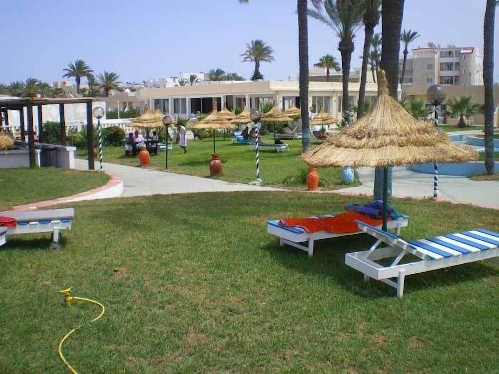 Hotel Les Palmiers Beach Holiday Village - Property Grounds