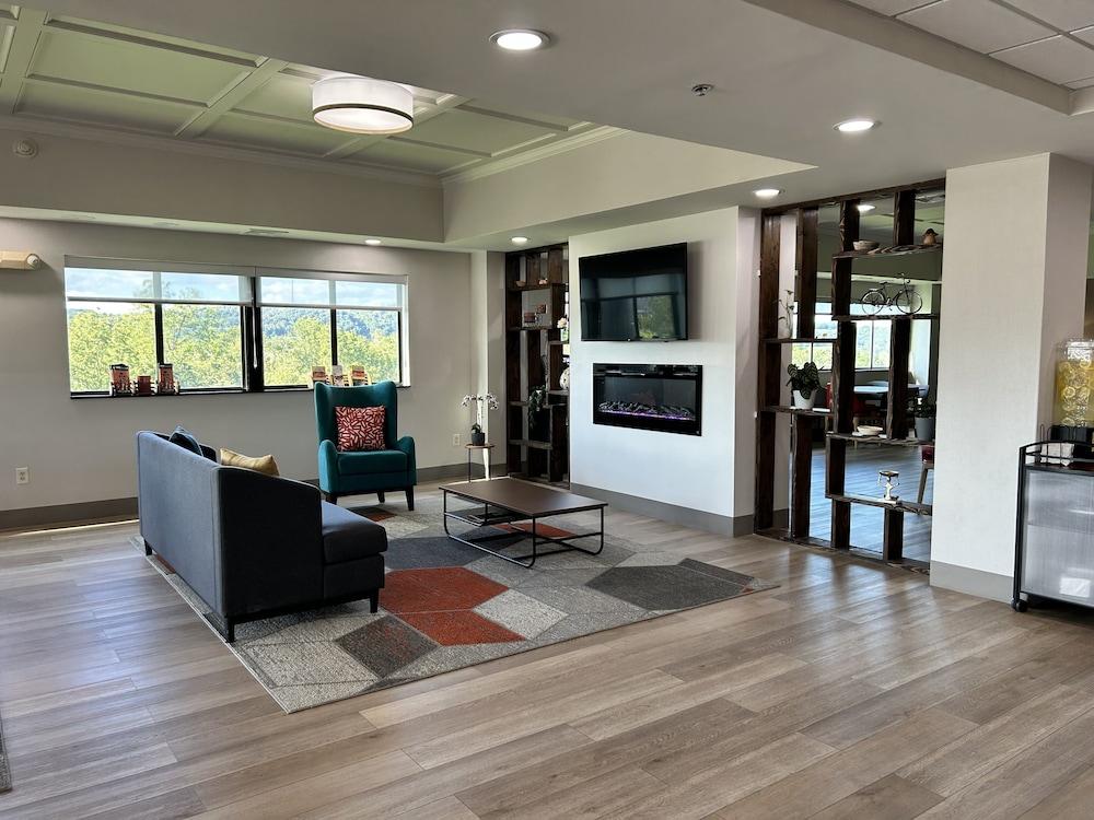 Comfort Suites Bloomsburg - Lobby