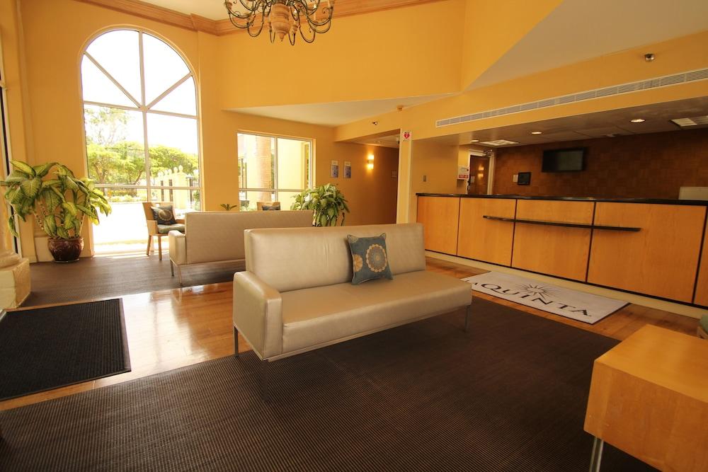 La Quinta Inn & Suites by Wyndham West Palm Beach Airport - Reception