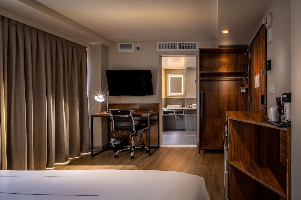 La Quinta Inn & Suites by Wyndham Times Square South - Room