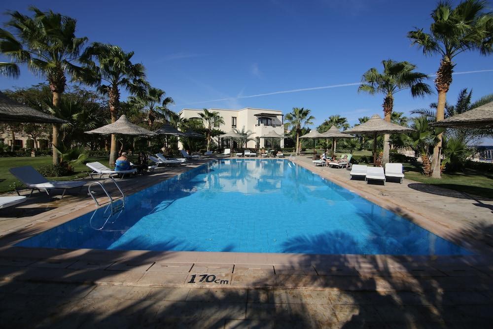 Tamra Beach Resort - Outdoor Pool