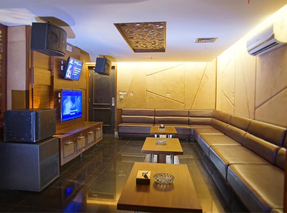 Puri Denpasar Hotel - Karaoke Room