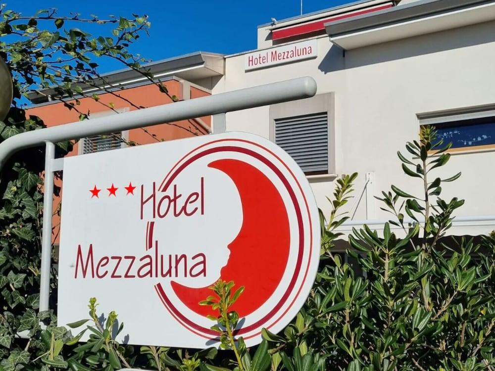Hotel Mezzaluna - Featured Image