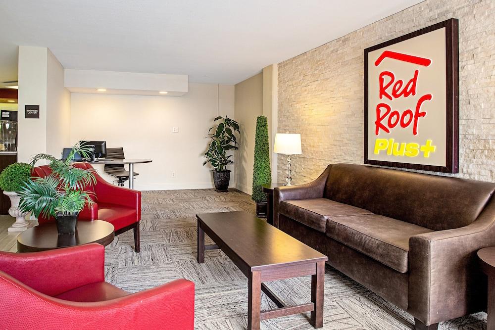 Red Roof Inn PLUS+ Wichita East - Lobby Sitting Area