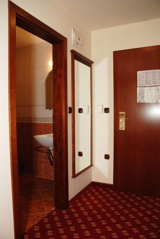 Hotel Zvezda - Room