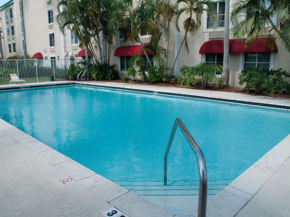 La Quinta Inn & Suites by Wyndham Sawgrass - Pool