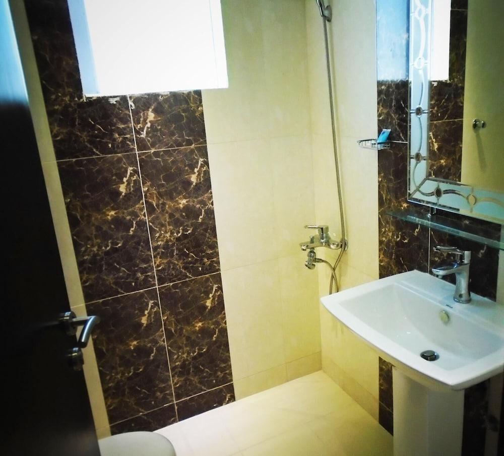 Masaken Al Naifat Furnished Units - Bathroom