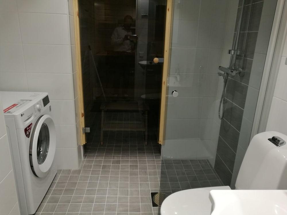 Rovavisit Apartments - Bathroom