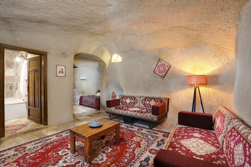 Dilek Tepesi Cave Hotel - Featured Image