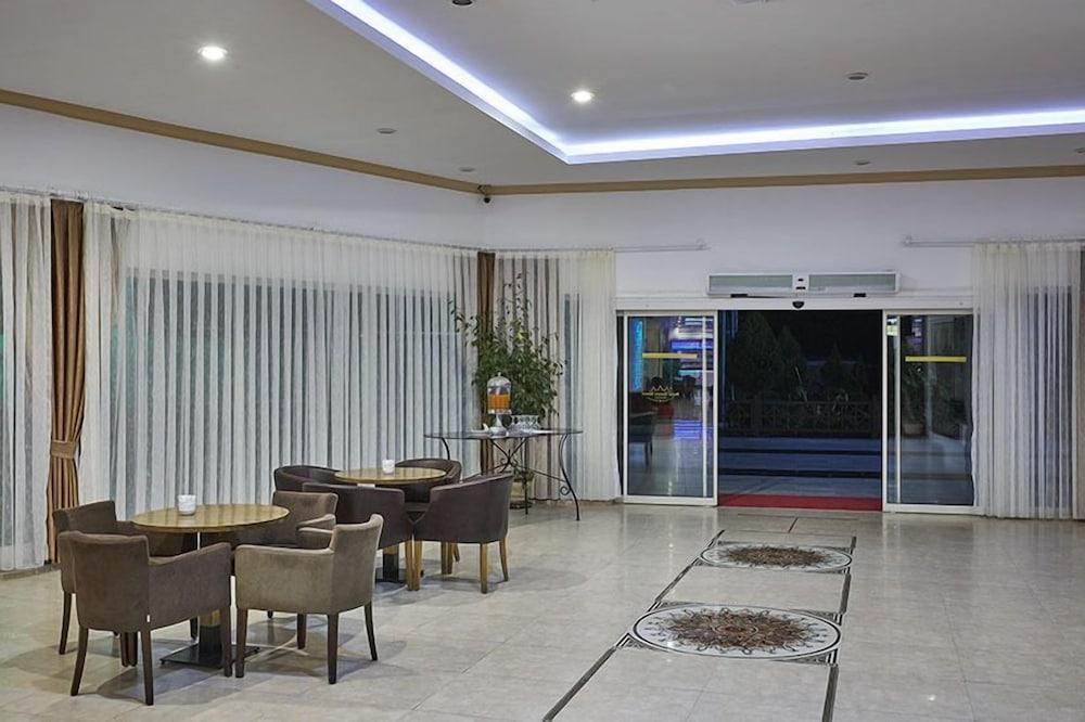Royal Towers Resort - Interior Entrance