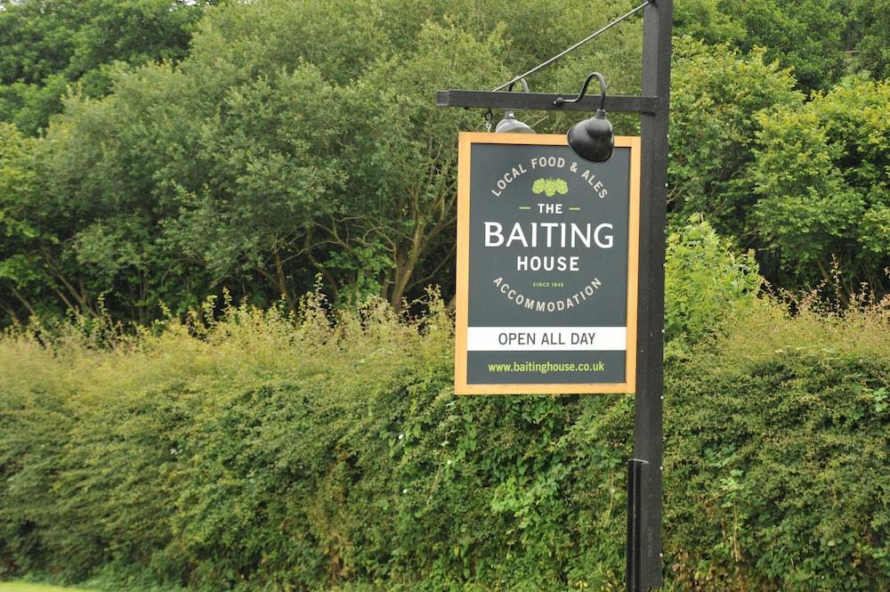 The Baiting House and Lodges - Property Grounds