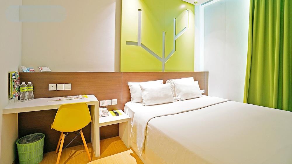 MaxOne Hotels at Pemuda - Room