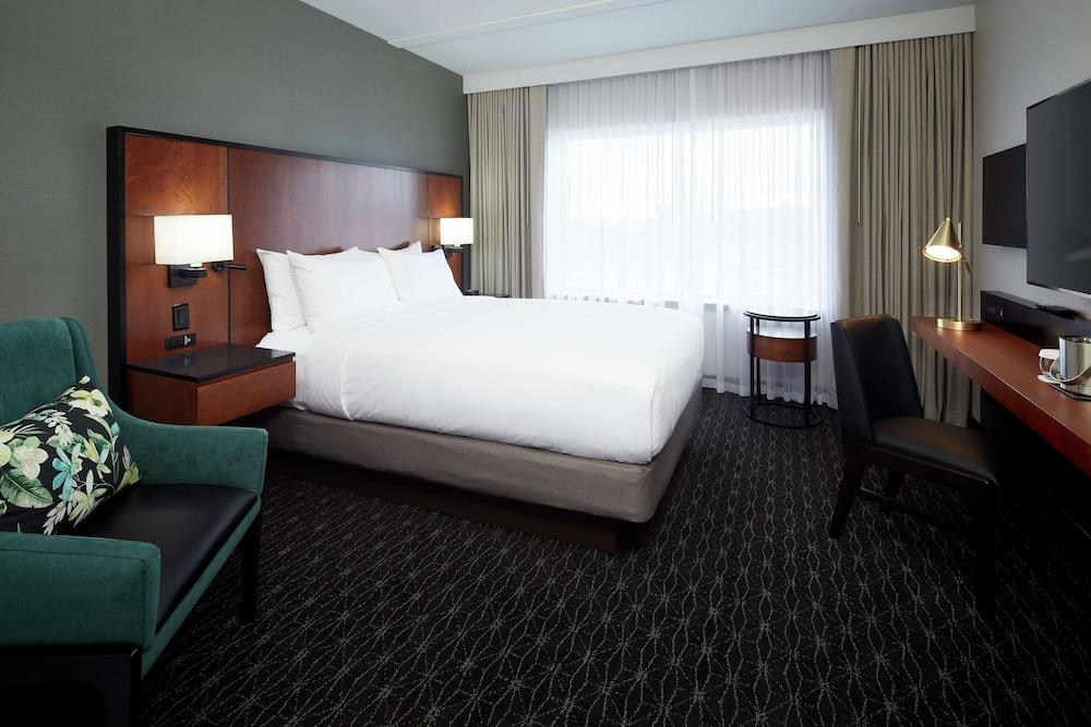 DoubleTree by Hilton Montreal Airport - Room