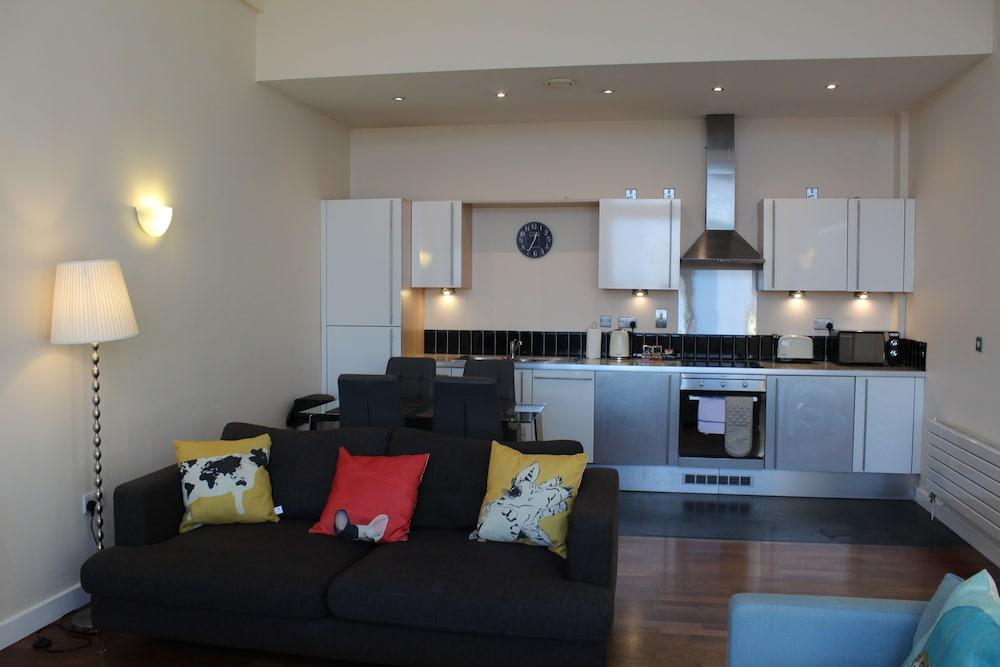 Week2Week Stunning 2 Bed City Centre Apartment - Featured Image