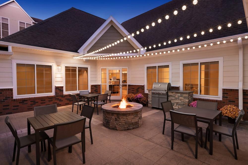 Residence Inn by Marriott West Springfield - BBQ/Picnic Area