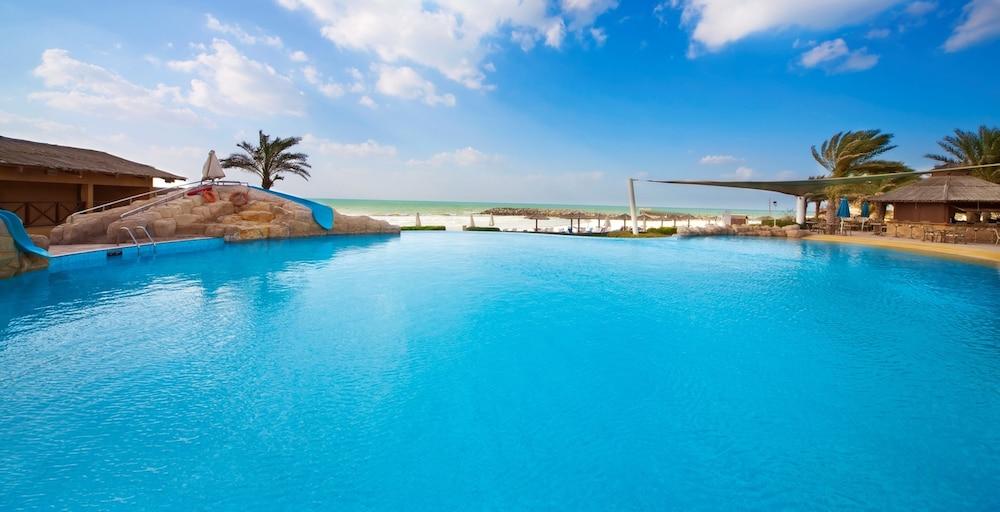 Coral Beach Resort - Sharjah - Outdoor Pool