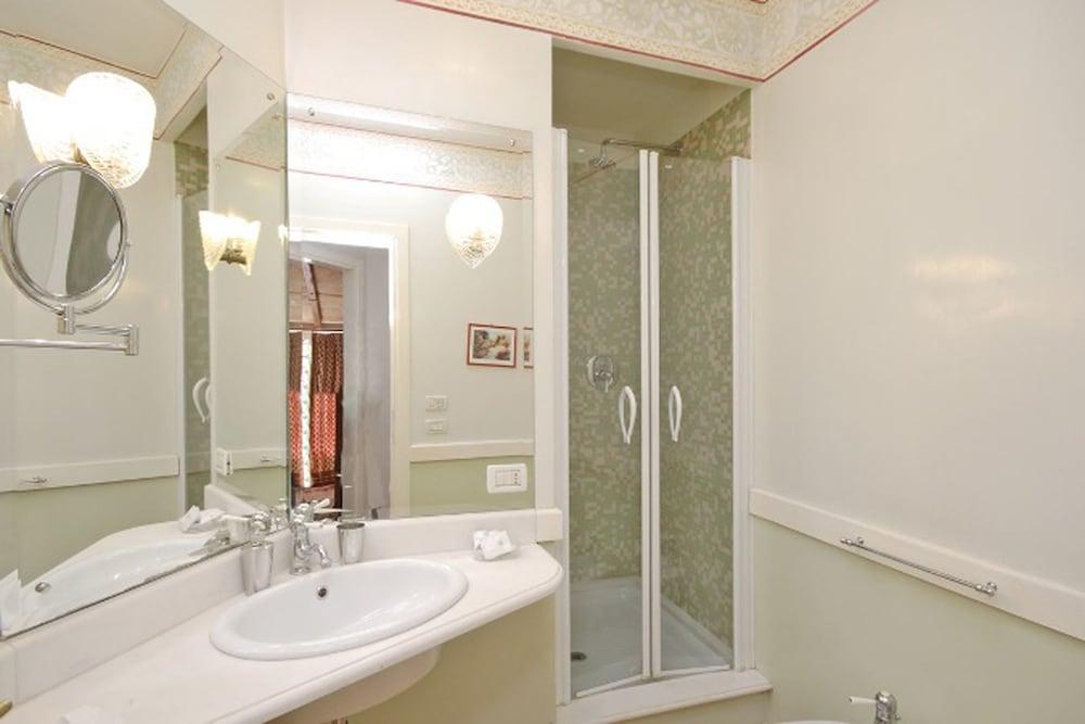 Frattina Apartments - Bathroom